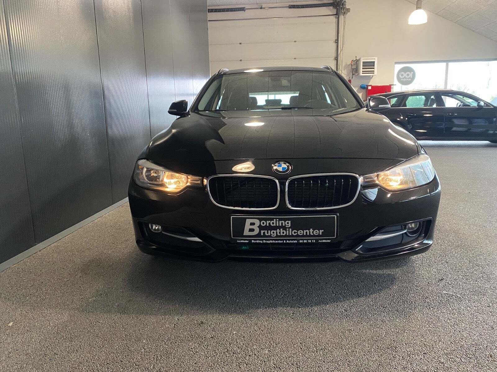 Sort BMW 316i fra 2014 set udefra