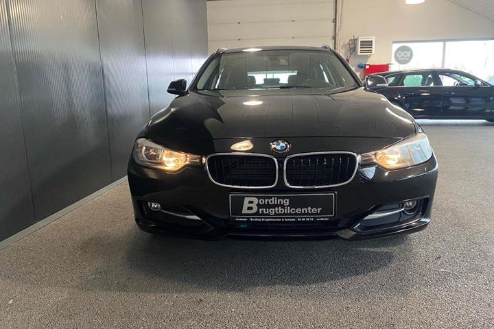 Sort BMW 316i fra 2014 set udefra