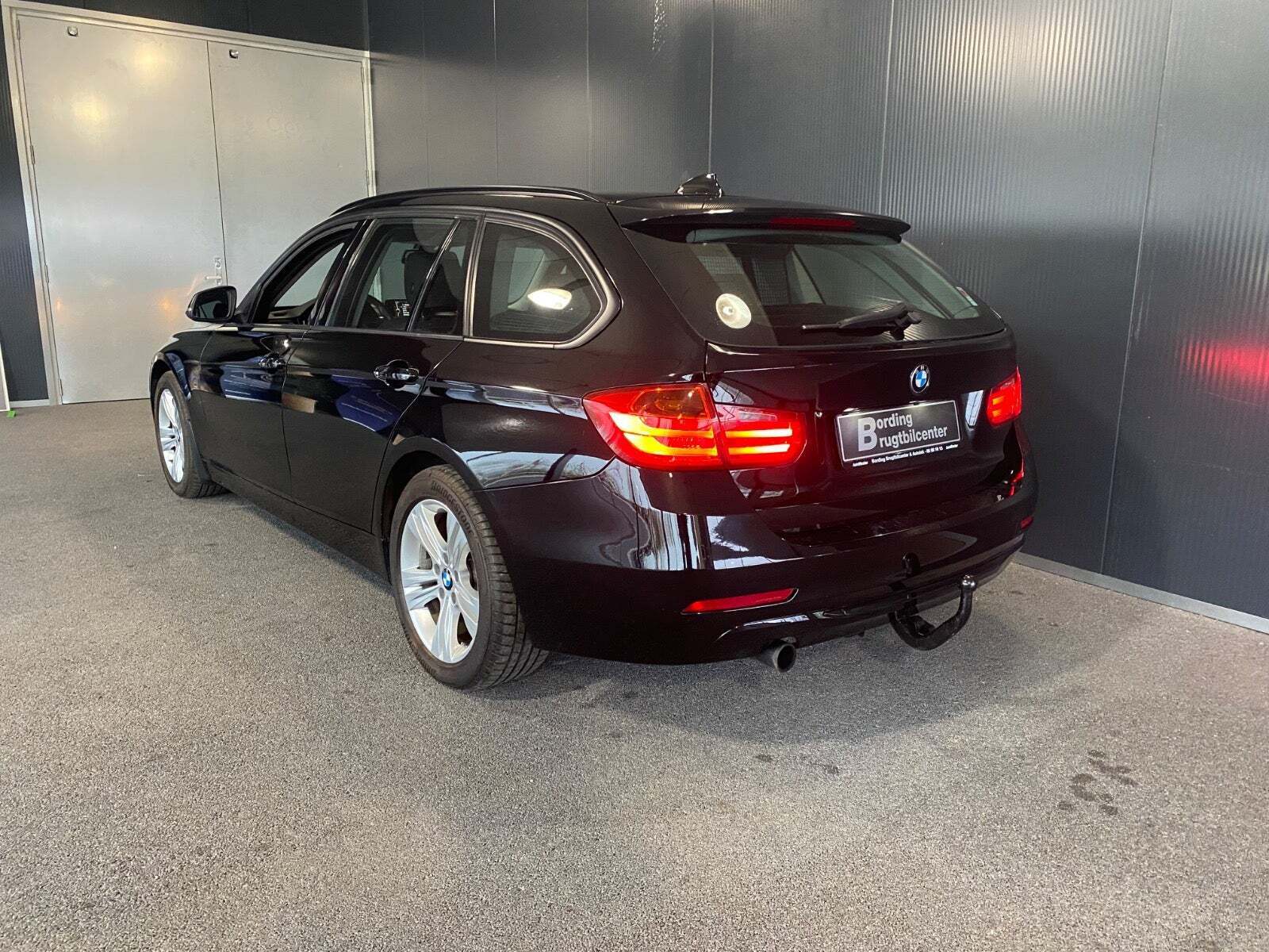 Sort BMW 316i fra 2014 set udefra