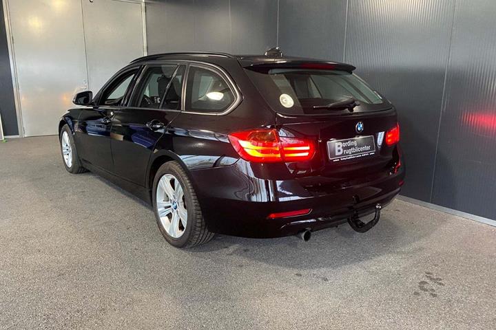 Sort BMW 316i fra 2014 set udefra