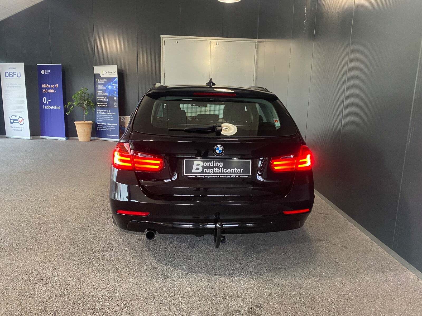 Sort BMW 316i fra 2014 set udefra