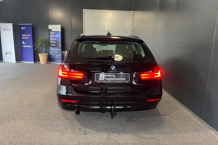Sort BMW 316i fra 2014 set udefra