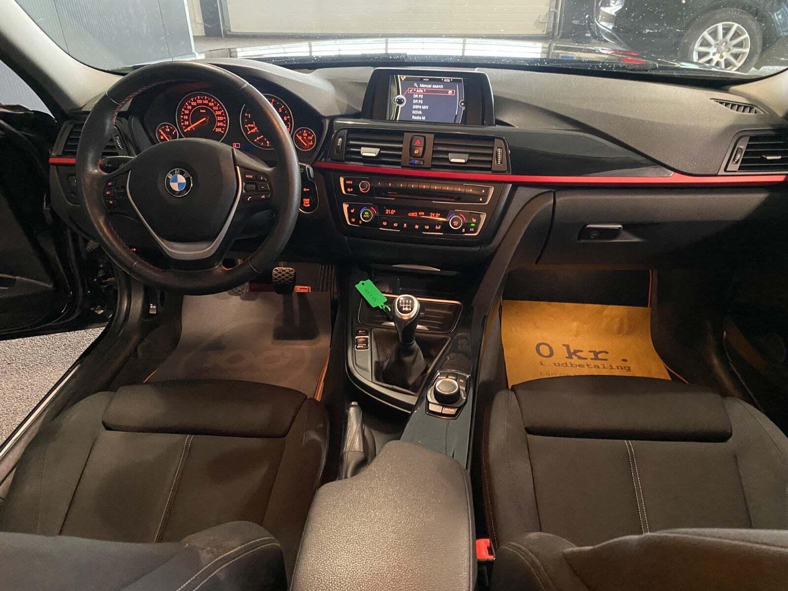 Sort BMW 316i fra 2014 set indefra
