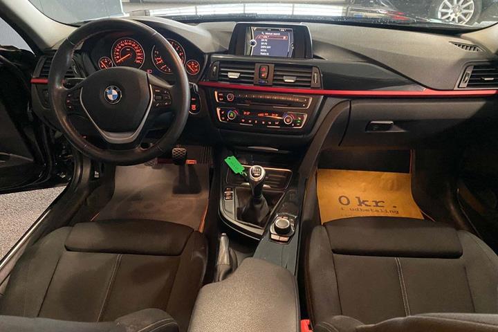Sort BMW 316i fra 2014 set indefra