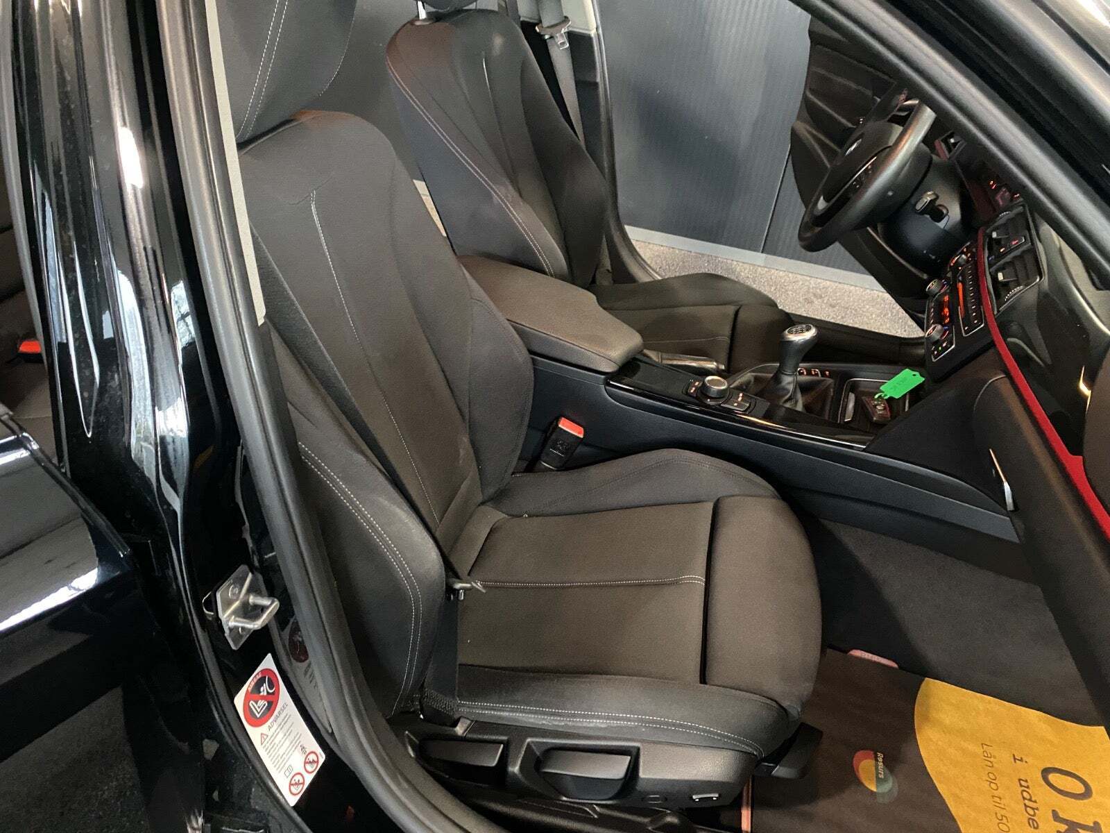 Sort BMW 316i fra 2014 set indefra