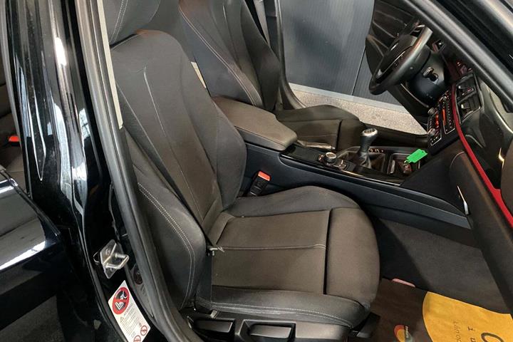 Sort BMW 316i fra 2014 set indefra