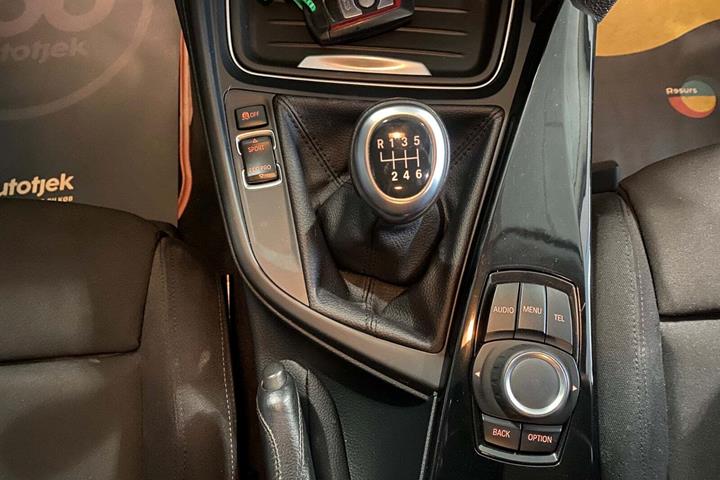 Sort BMW 316i fra 2014 set indefra
