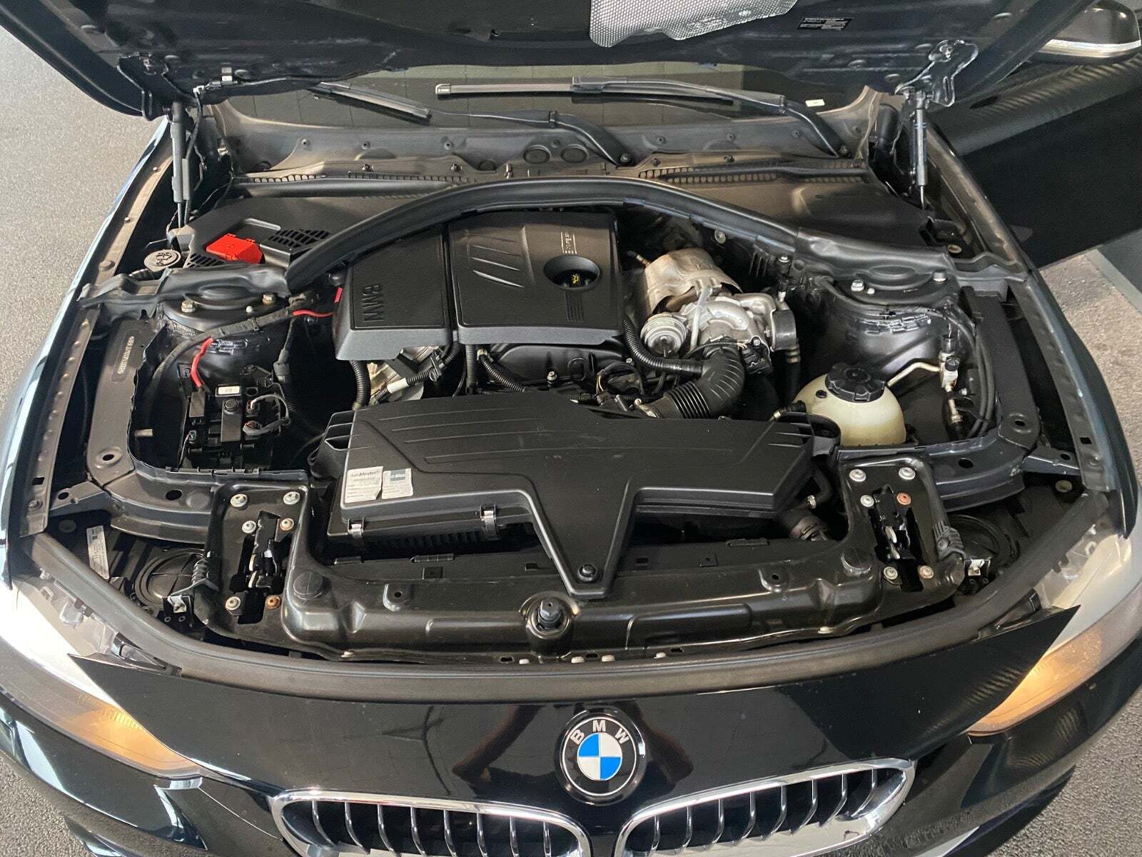 Sort BMW 316i fra 2014 set udefra