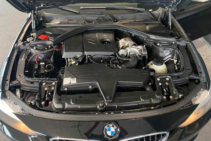 Sort BMW 316i fra 2014 set udefra