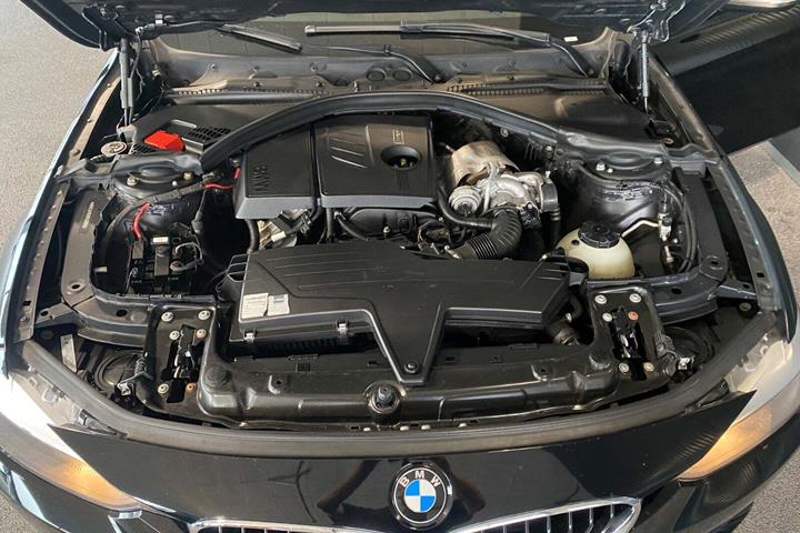 Sort BMW 316i fra 2014 set udefra
