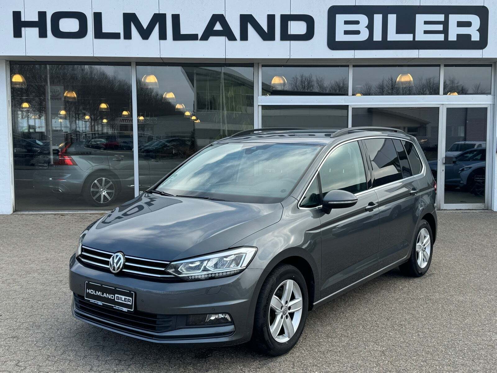 Grå VW Touran fra 2019 set udefra