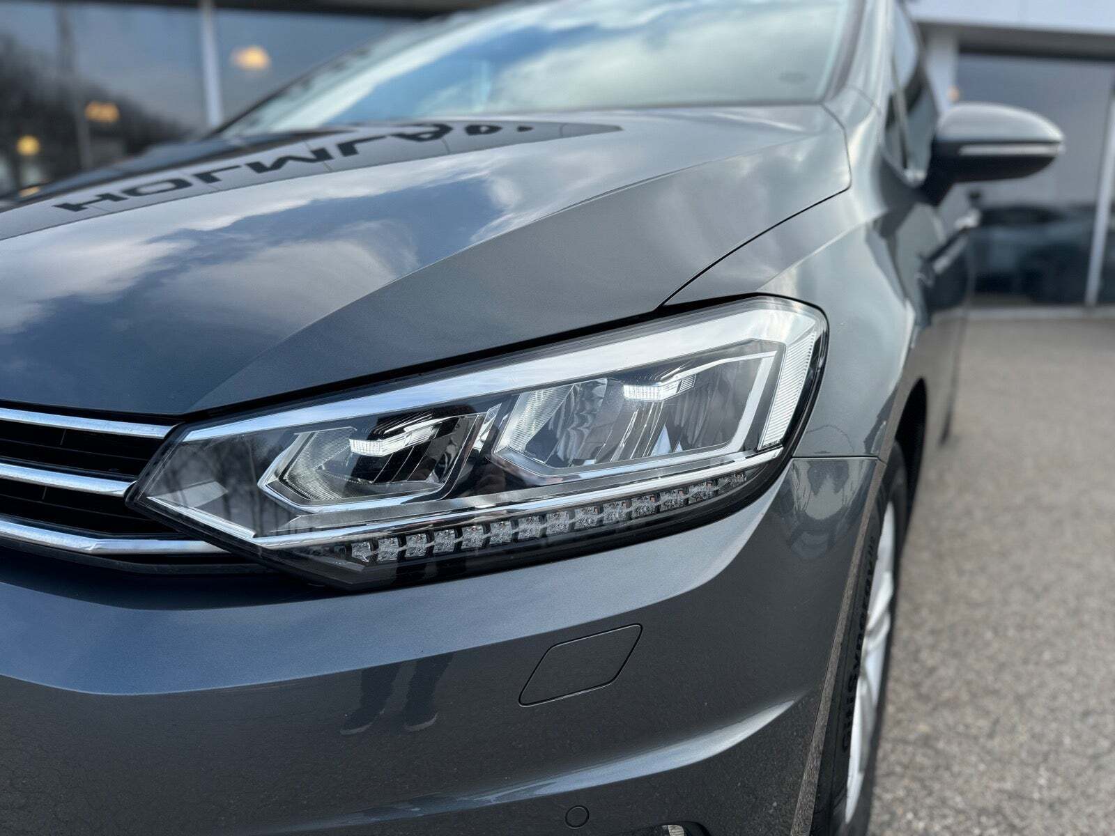 Grå VW Touran fra 2019