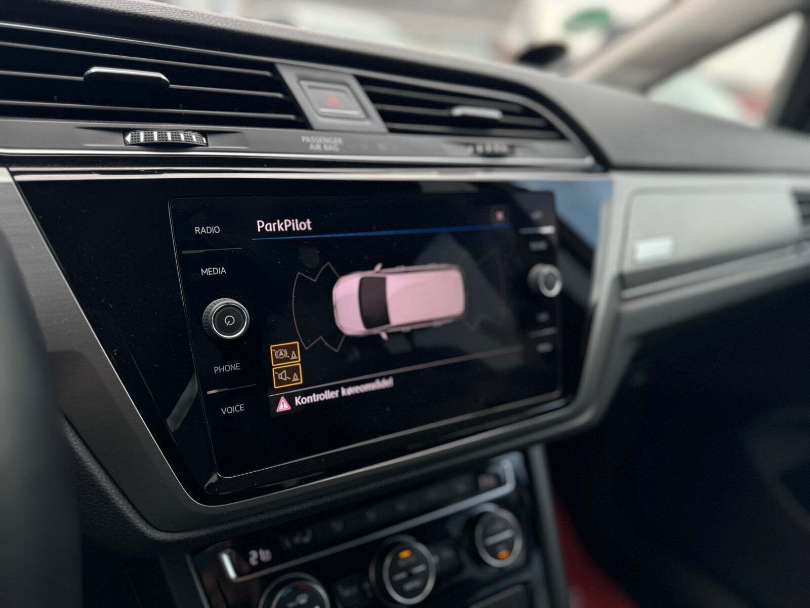 Grå VW Touran fra 2019