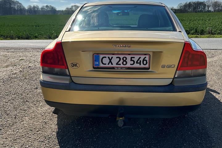 Guld Volvo S60 fra 2002