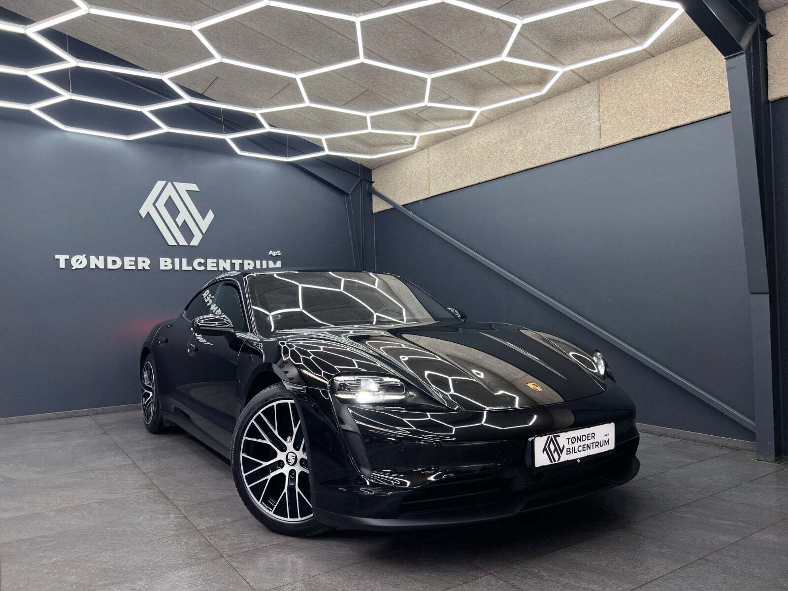 Sort Porsche Taycan fra 2021 set udefra