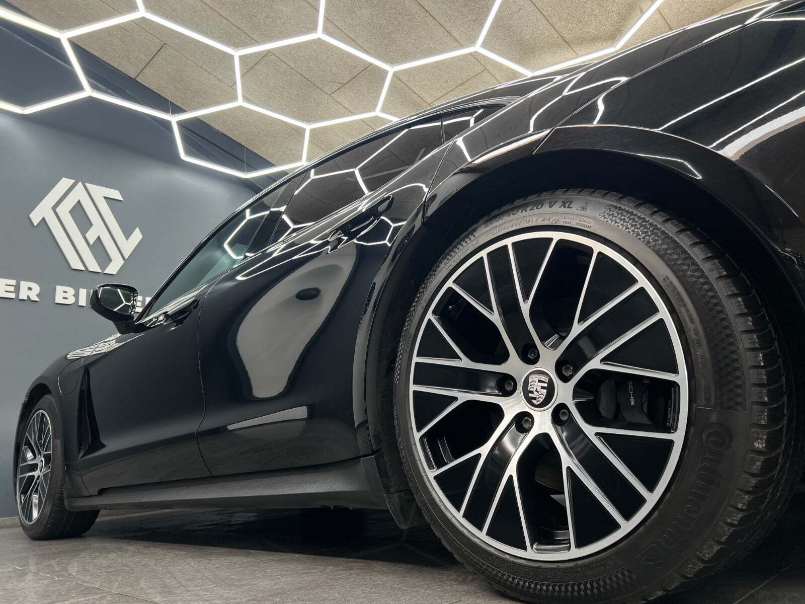 Sort Porsche Taycan fra 2021