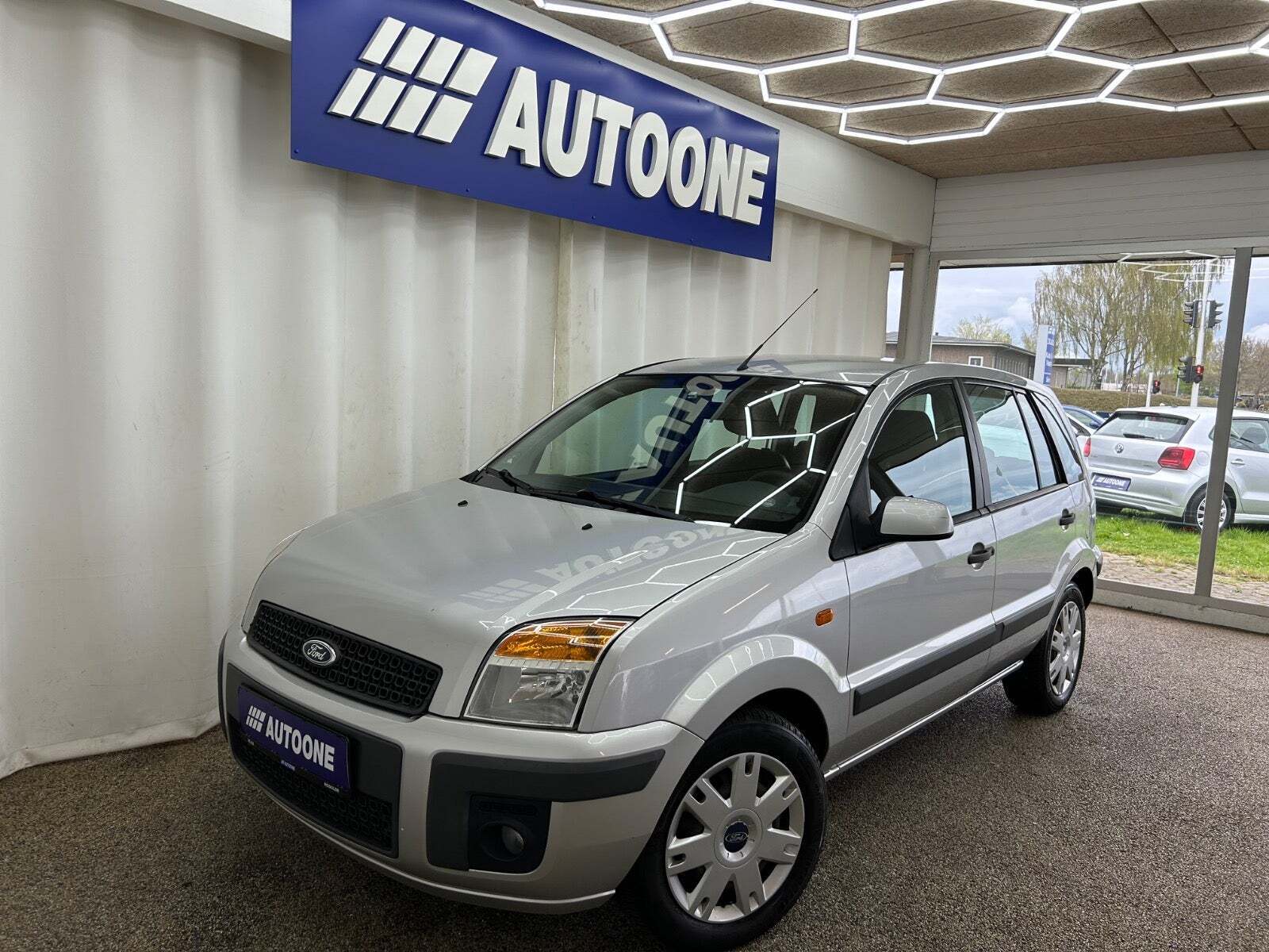 Sølv Ford Fusion fra 2010 set udefra