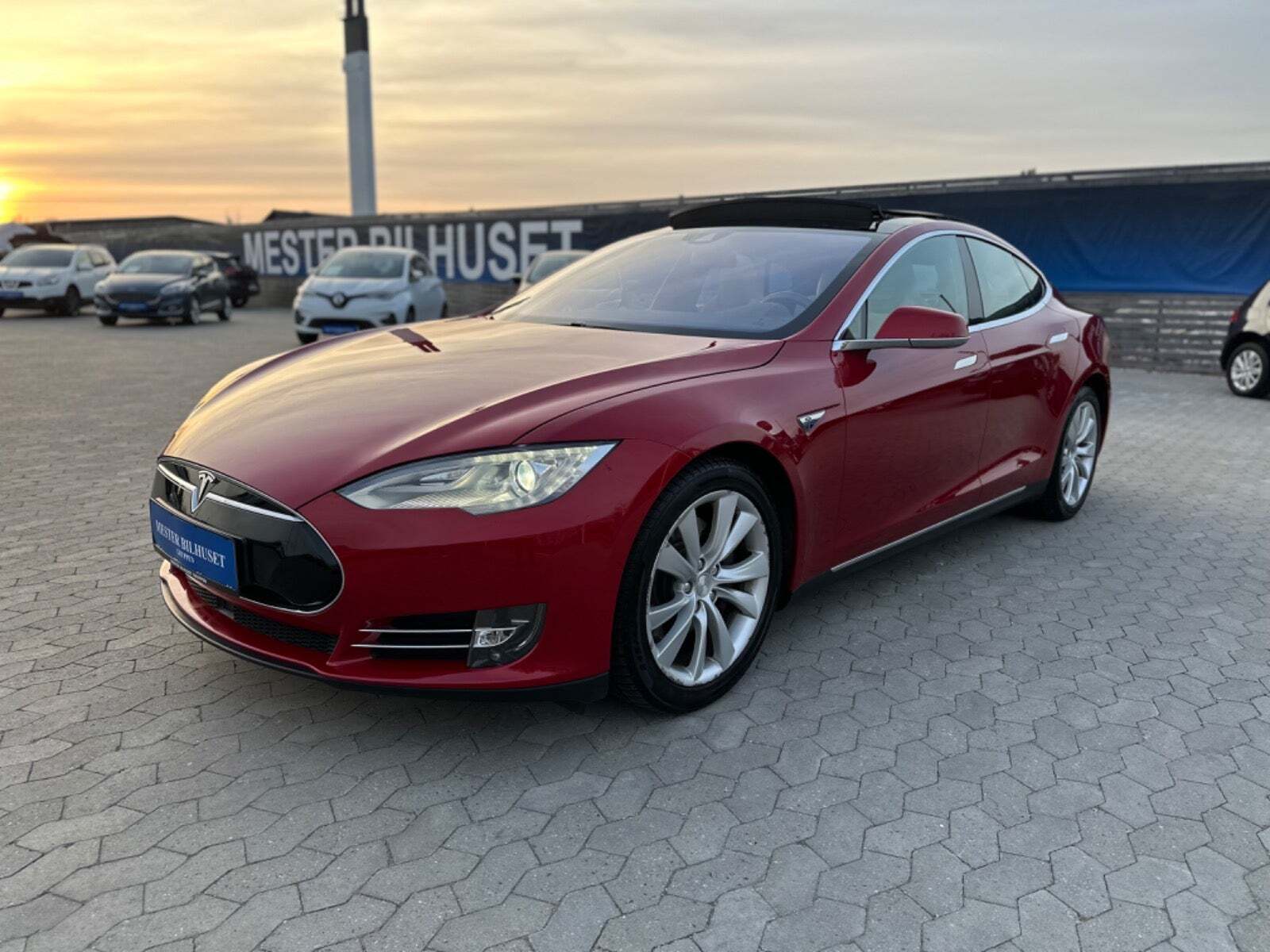 Rød Tesla Model S fra 2016 set udefra