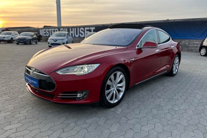 Rød Tesla Model S fra 2016 set udefra