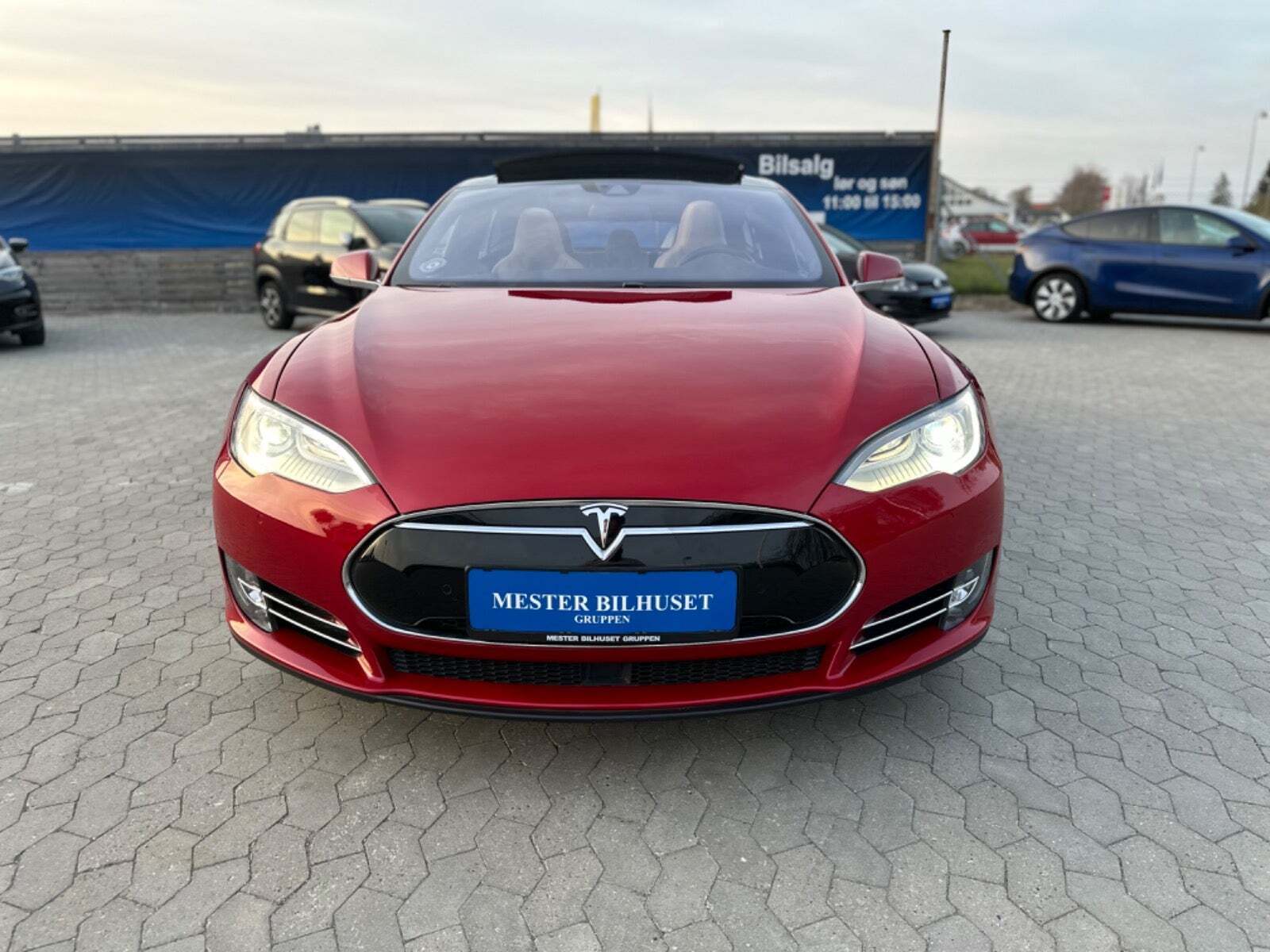 Rød Tesla Model S fra 2016