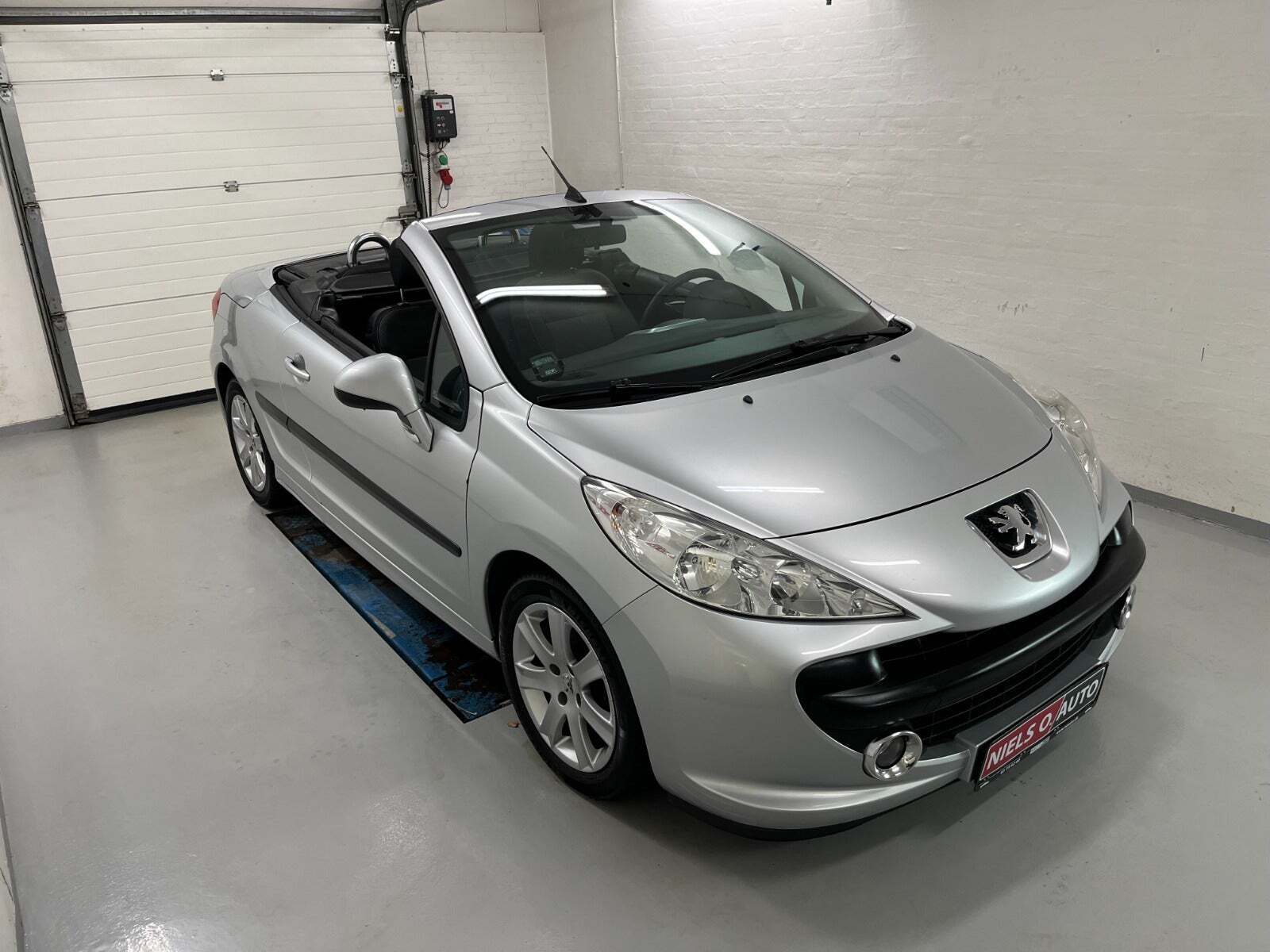 Sølv Peugeot 207 fra 2009 set udefra