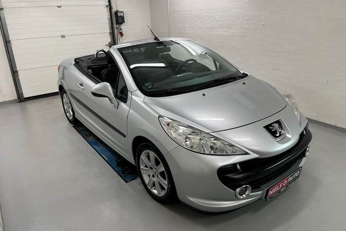 Sølv Peugeot 207 fra 2009 set udefra