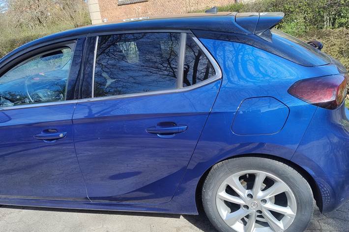 Blå Opel Corsa fra 2022