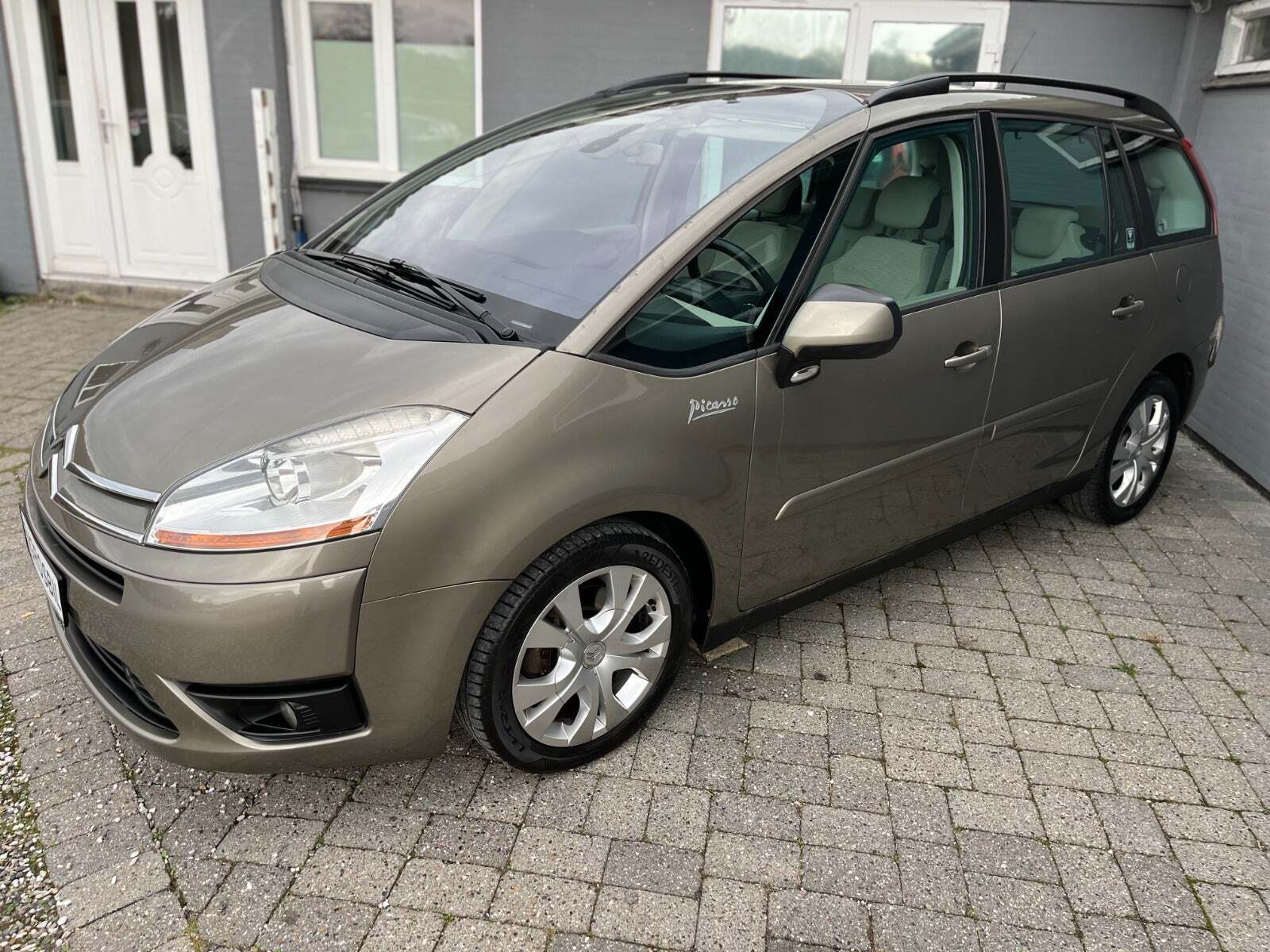 Orange Citroën Grand C4 Picasso fra 2009 set udefra