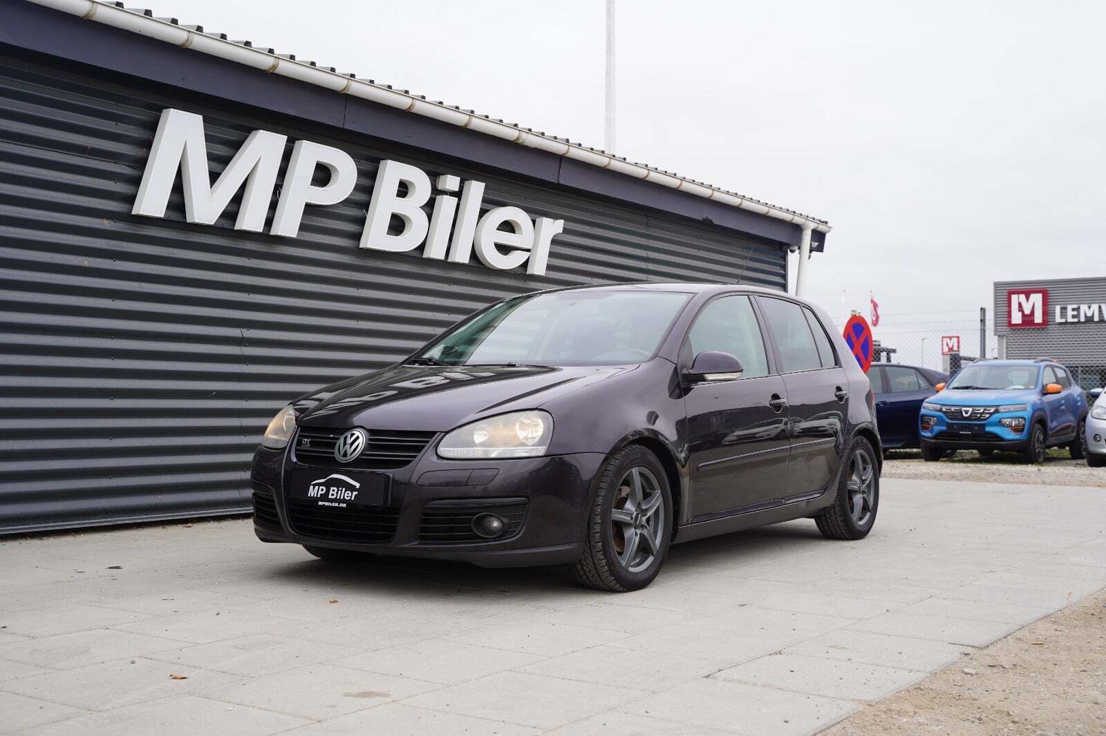 Sort VW Golf V fra 2007 set udefra