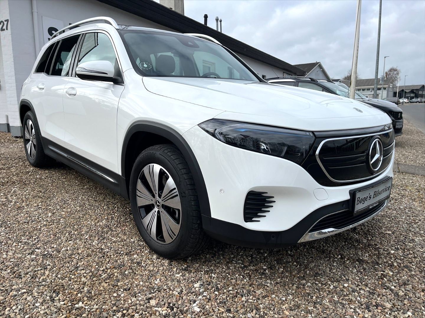 Hvid Mercedes EQB 250 fra 2023 set udefra