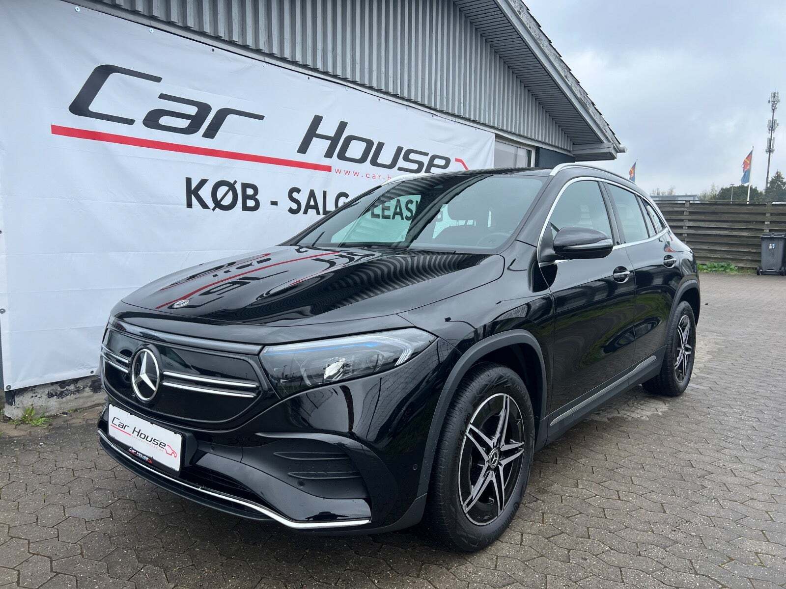 Sort Mercedes EQA250 fra 2023 set udefra