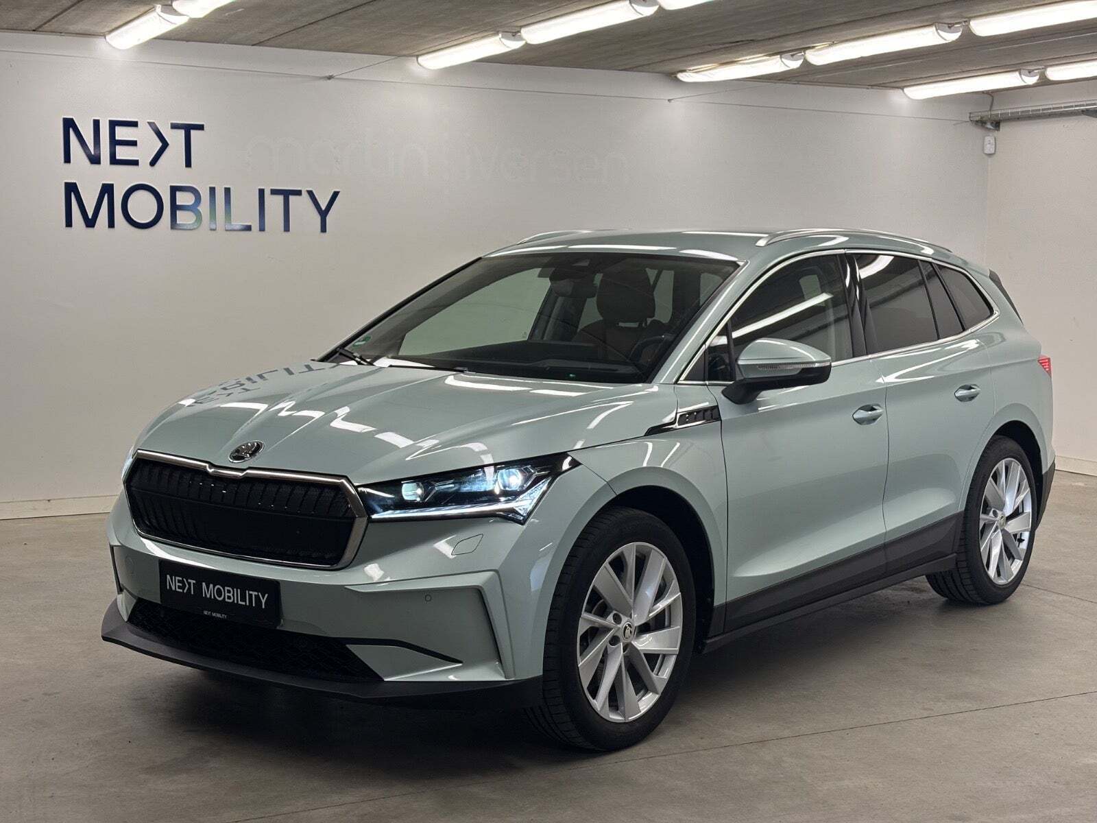 Brun Skoda Enyaq fra 2022 set udefra