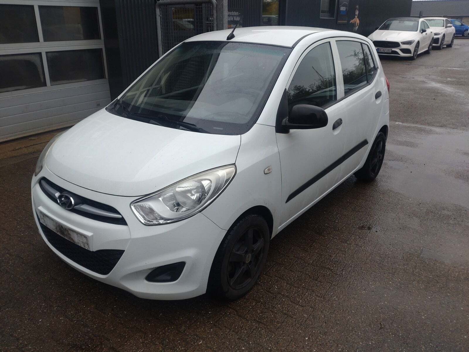 Hvid Hyundai i10 fra 2012 set udefra