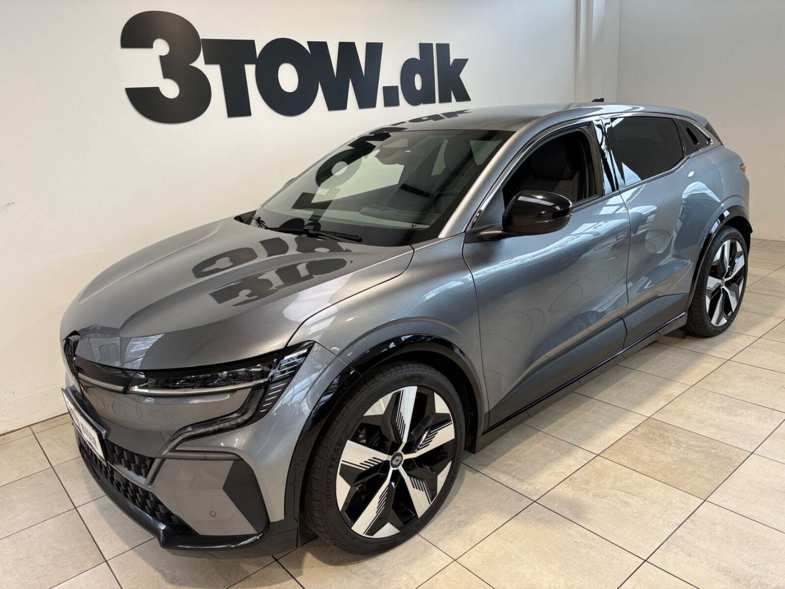 Grå Renault Megane E-Tech fra 2024 set udefra