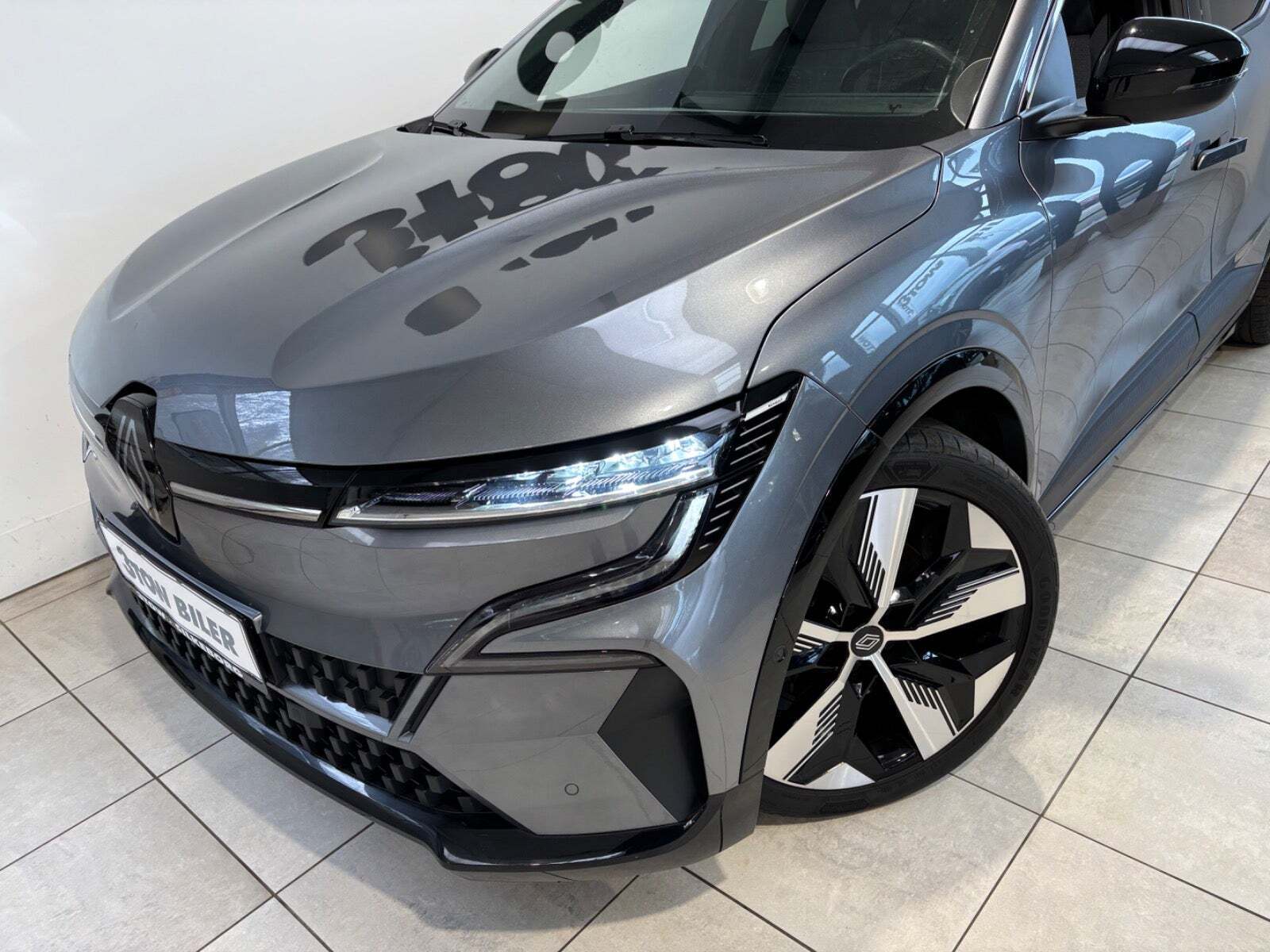 Grå Renault Megane E-Tech fra 2024