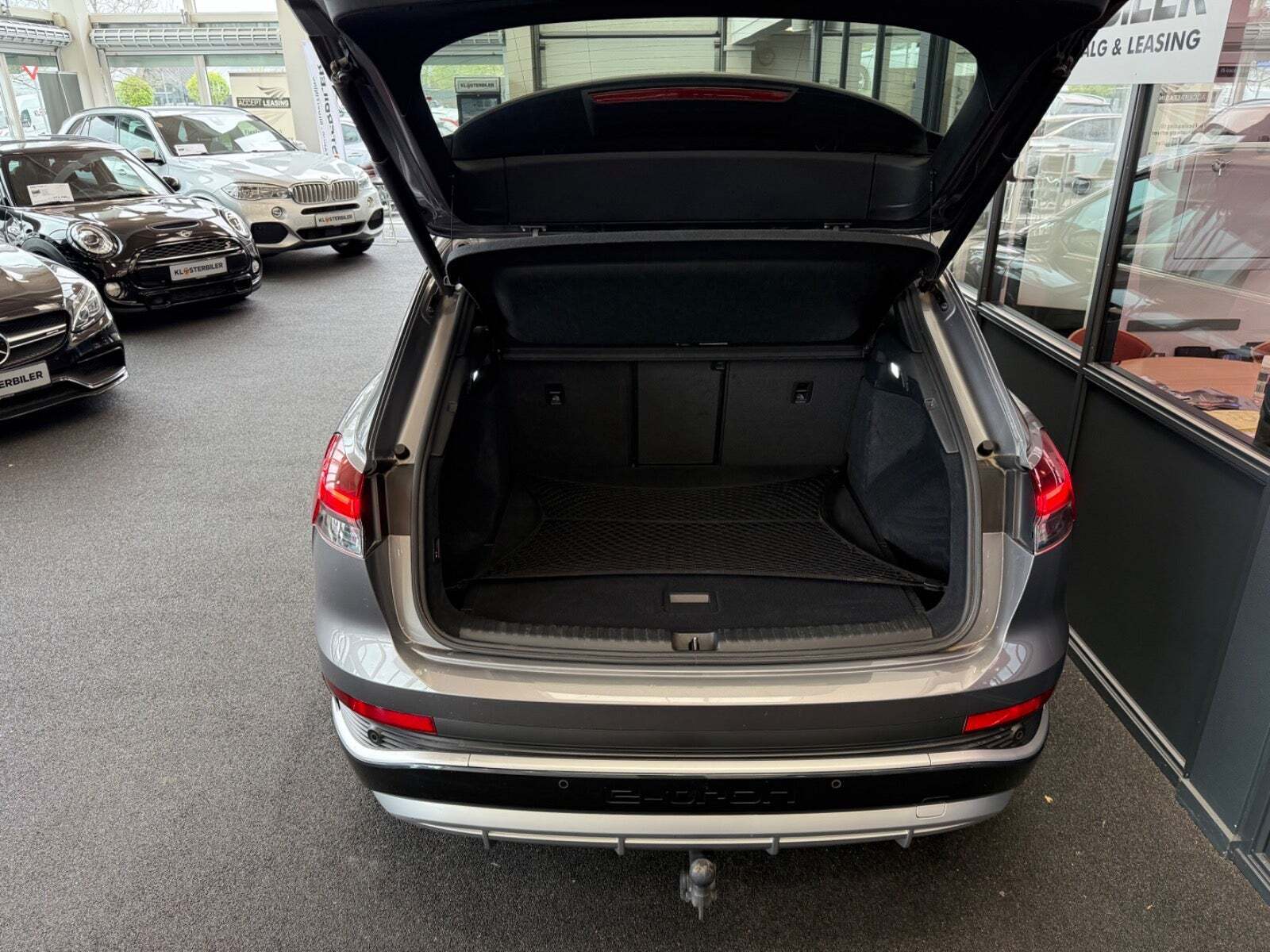 Grå Audi Q4 e-tron fra 2022