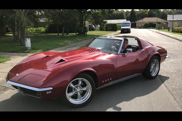 Rød Chevrolet Corvette fra 1968