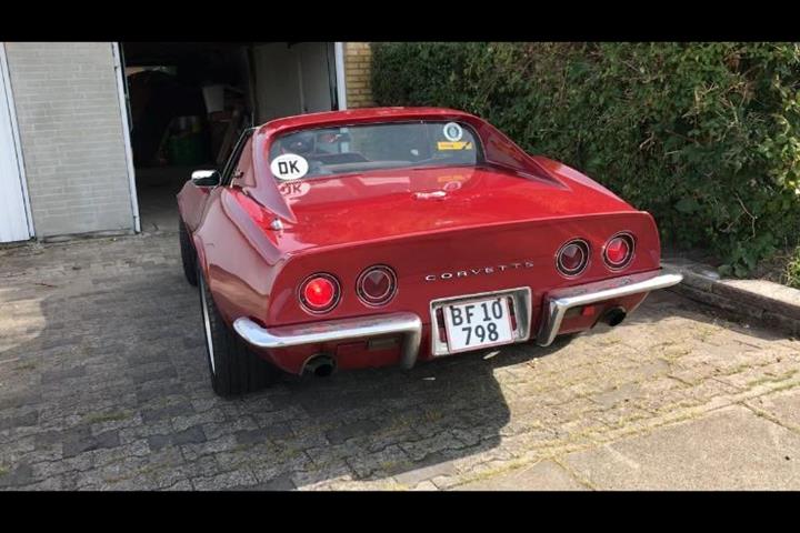 Rød Chevrolet Corvette fra 1968