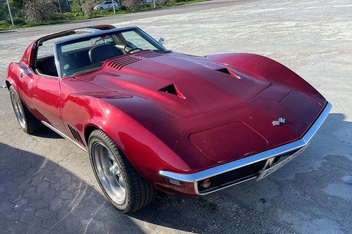 Rød Chevrolet Corvette fra 1968