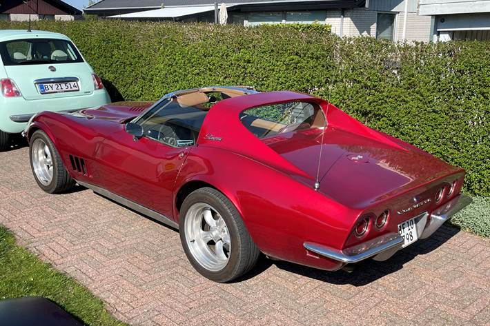 Rød Chevrolet Corvette fra 1968