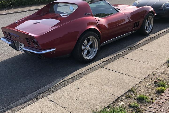 Rød Chevrolet Corvette fra 1968