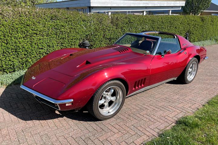 Rød Chevrolet Corvette fra 1968