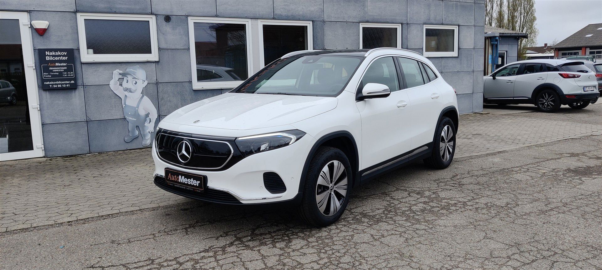 Hvid Mercedes EQA 250+ fra 2023 set udefra