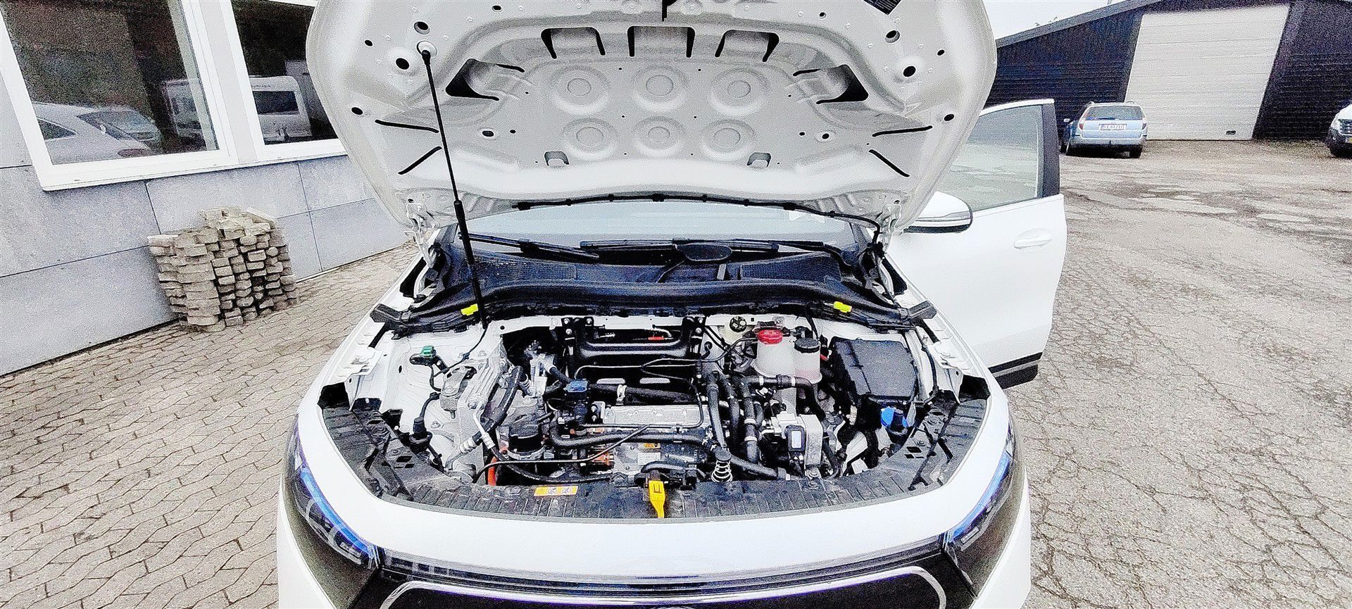 Hvid Mercedes EQA 250+ fra 2023