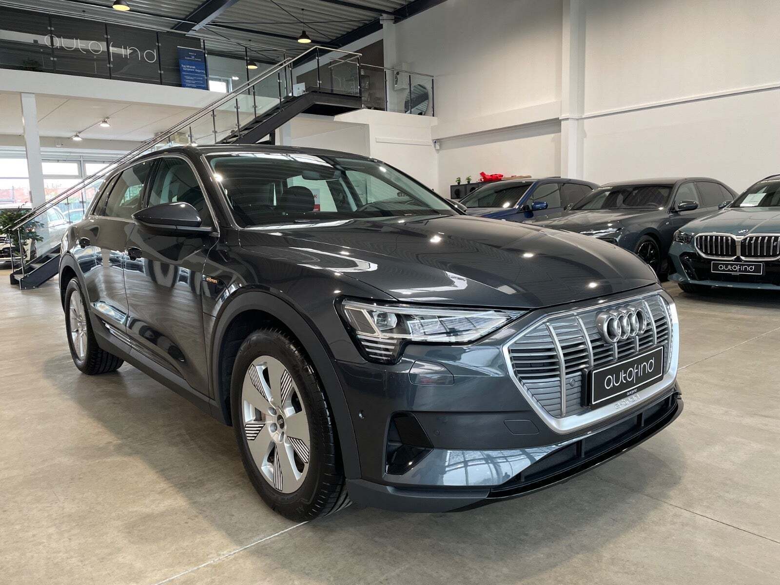 Grå Audi e-tron fra 2022 set udefra