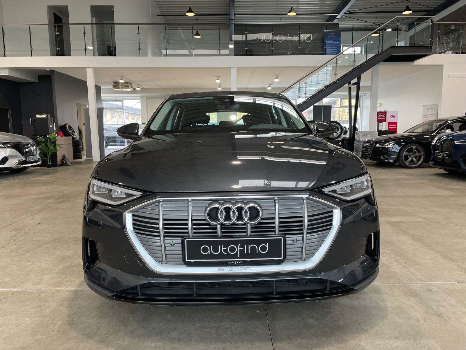 Grå Audi e-tron fra 2022