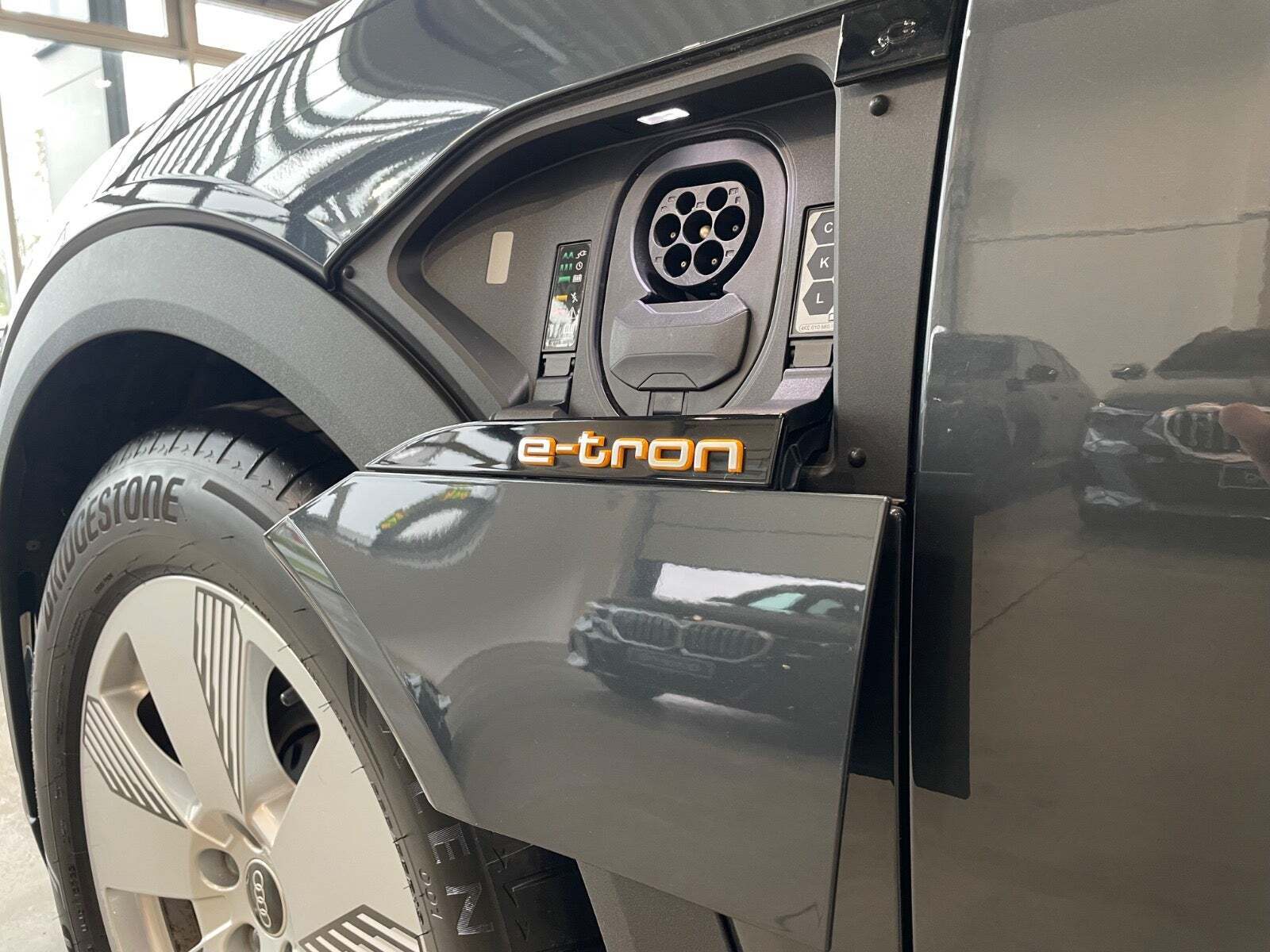 Grå Audi e-tron fra 2022