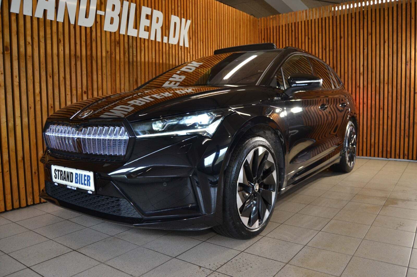 Sort Skoda Enyaq fra 2022 set udefra