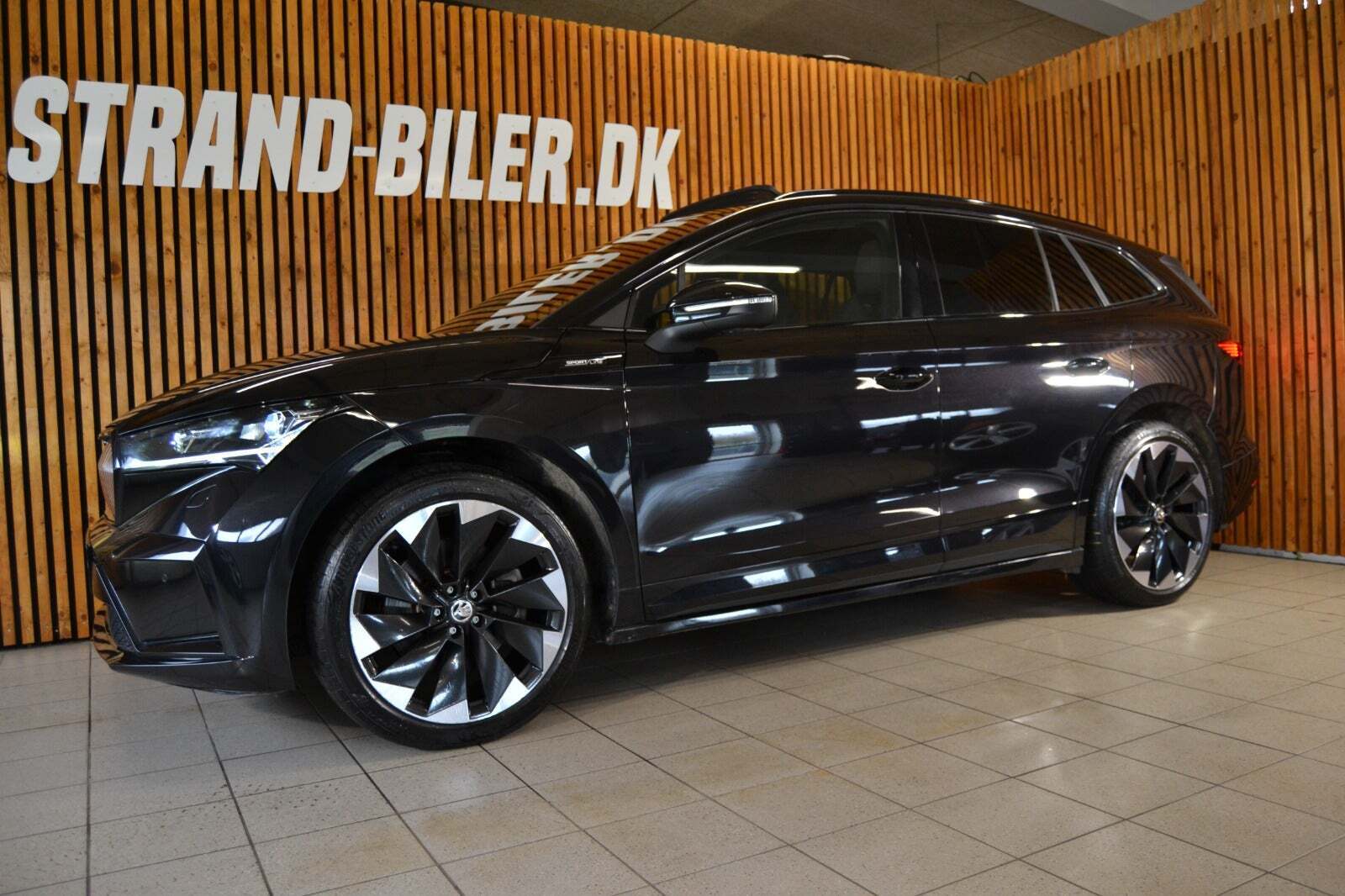 Sort Skoda Enyaq fra 2022 set udefra