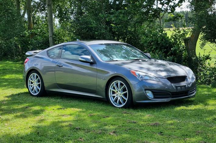 Grå Hyundai Genesis fra 2011